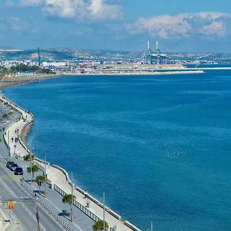 Front-row - Skyline Retreat - Pool Access Λάρνακα