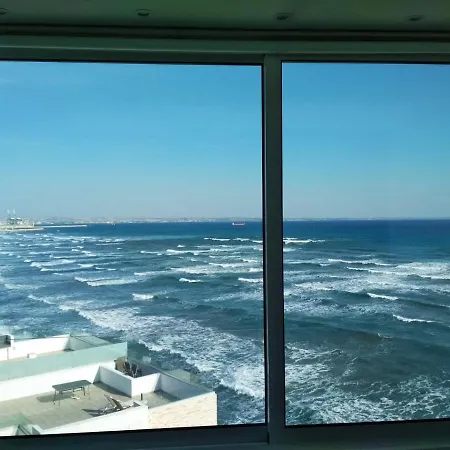 Luxury Penthouse 1br-seafront-seasonal Pool-central Larnaca