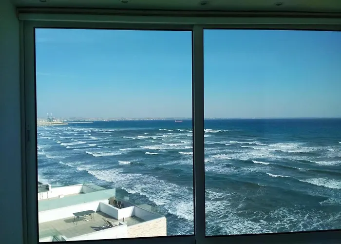 Front-row - Skyline Retreat - Pool Access Ларнака