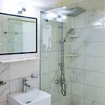 Front-row - Skyline Retreat - Pool Access דירה