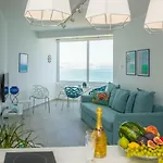 Front-row - Skyline Retreat - Pool Access Daire *