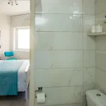 Front-row - Skyline Retreat - Pool Access דירה