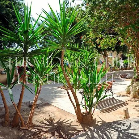 דירה Front-row - Skyline Retreat - Pool Access לרנקה