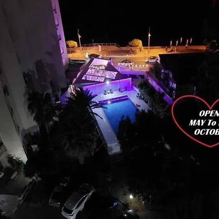דירה Front-row - Skyline Retreat - Pool Access *