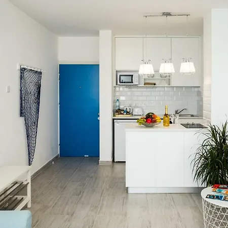 Front-row - Skyline Retreat - Pool Access * לרנקה
