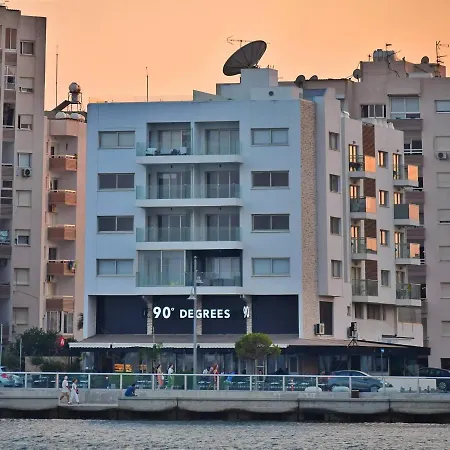 Front-row - Skyline Retreat - Pool Access דירה לרנקה