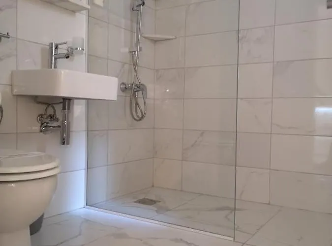 Front-row - Skyline Retreat - Pool Access Apartment Larnaka