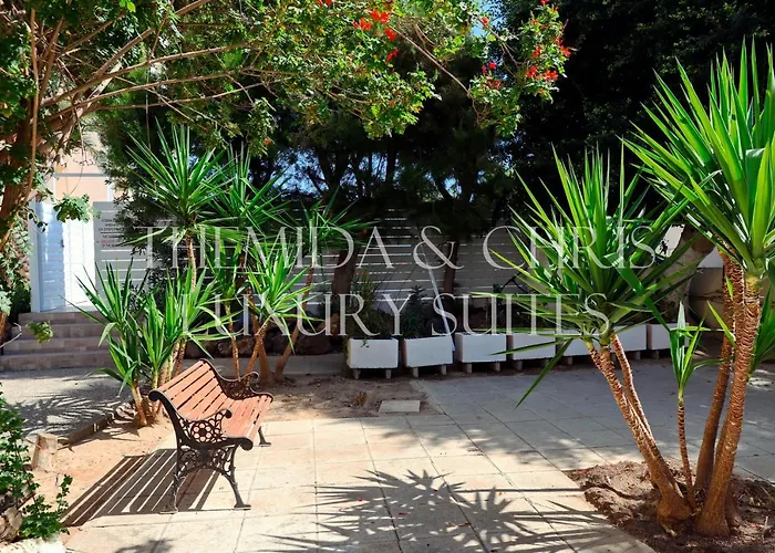 Front-row - Skyline Retreat - Pool Access Apartment