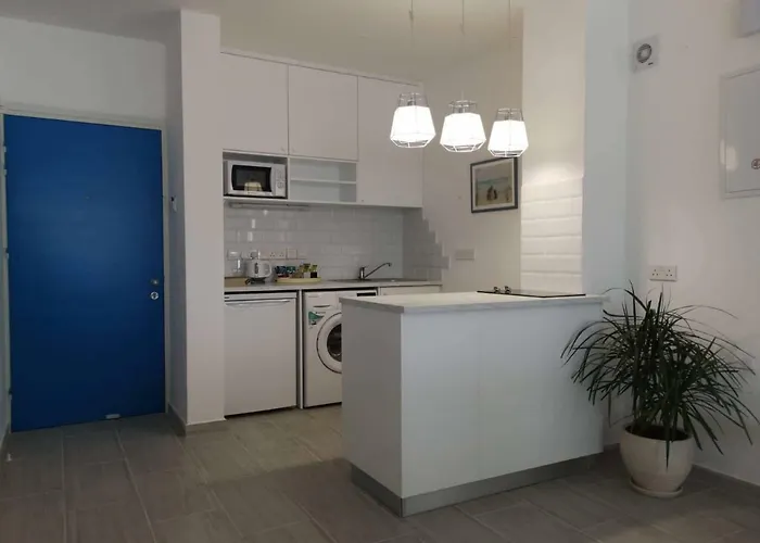 Апартаменти Front-row - Skyline Retreat - Pool Access Ларнака