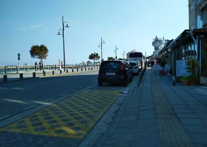 Front-row - Skyline Retreat - Pool Access Апартаменти Ларнака