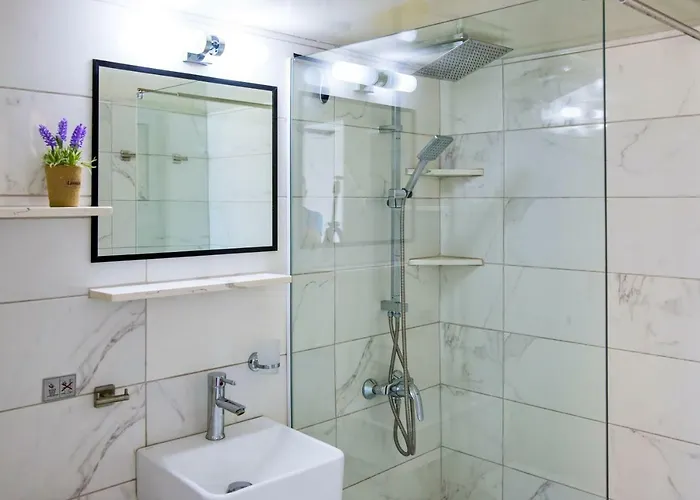 Front-row - Skyline Retreat - Pool Access Apartment