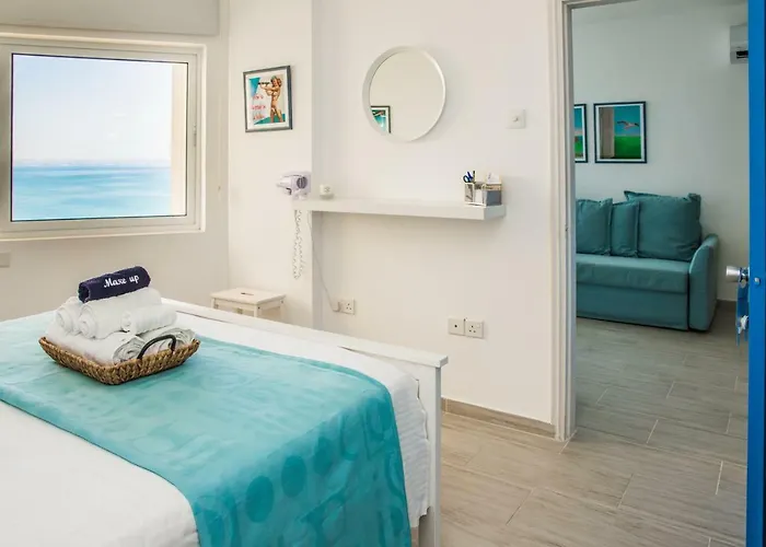 Front-row - Skyline Retreat - Pool Access Apartment *