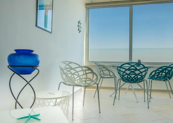 Front-row - Skyline Retreat - Pool Access Apartment *