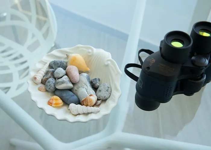 Front-row - Skyline Retreat - Pool Access Apartment *