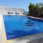 Front-row - Skyline Retreat - Pool Access شقة