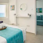Front-row - Skyline Retreat - Pool Access شقة *