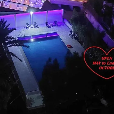 Front-row - Skyline Retreat - Pool Access شقة لارنكا