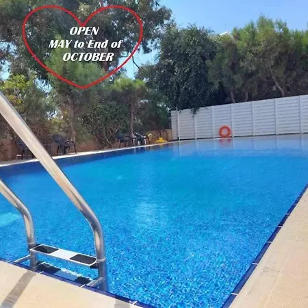 Front-row - Skyline Retreat - Pool Access * لارنكا