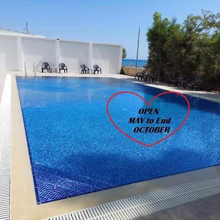 Front-row - Skyline Retreat - Pool Access Apartamento